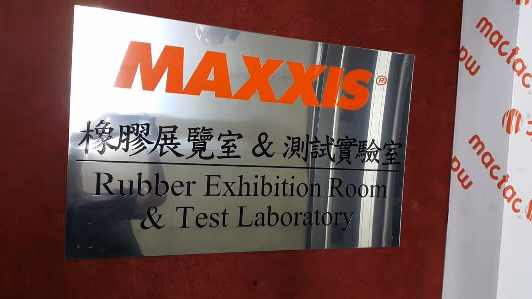 ป้ายสีทอง ผิวไทเทเนี่ยม