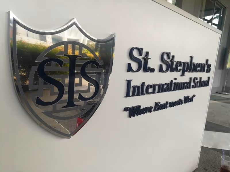 ป้ายตัวอักษรโลหะและอักษรยกขอบ